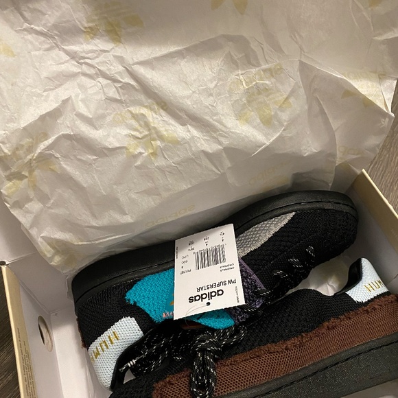 Adidas Pharrell Williams Superstar Shoe - Size 6 - Picture 11 of 13